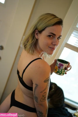 lexxxreyn - Do you find it sexy when a girl undresses in front of you? 🥵