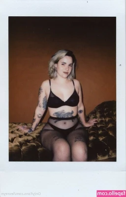 lexxxreyn - Can I just stay in bed all day?