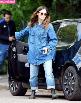 Keira Knightley [ keira-knightley ] - Bad little  stop talking         Caliiifeet  barefeet  feetgirl 