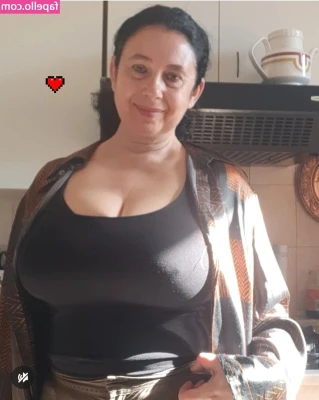 Emilia Di Giovanni [ emilia-di-giovanni ] - Do you want to see a beautiful big dick shemale playing with a 24