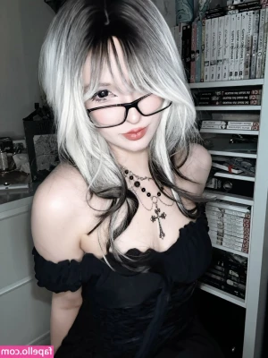 Jxcky0711 - Which side of my booty do you like more :p