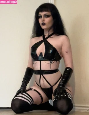 saucysphinx [ saucysphinx-2 ] - I WANT A NEW DILDO : ( the ones i have smell toxic and hurt my mouth