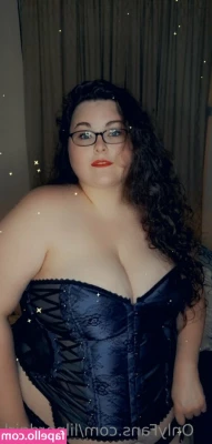 lilnerdgirl - Who’s horny right now?? I know I am🥵