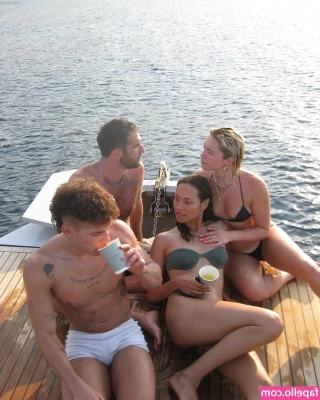 Florence Pugh [ florence-pugh ] - Gettin into some naughty housewife trouble