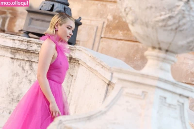 Florence Pugh [ florence-pugh ] - I love my new hair  It s so me   What do you think of my new look   