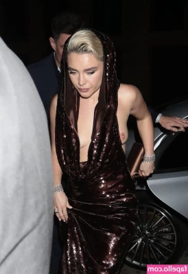 Florence Pugh [ florence-pugh ] - Got a new bra , already stretching it out 🫣