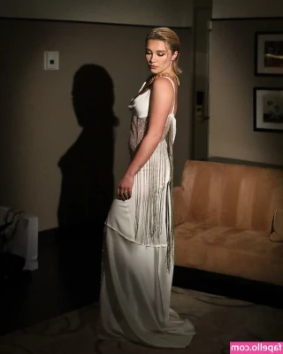Florence Pugh [ florence-pugh ] - Break time  Sneaking this pretty pussy into your daily scroll before