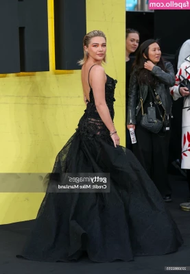 Florence Pugh [ florence-pugh ] - Y si descubres que puedo aser en la playa estando HOT