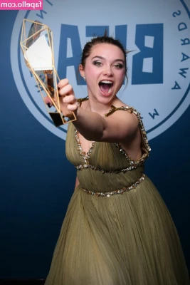 Florence Pugh [ florence-pugh ] - Pretty little feet