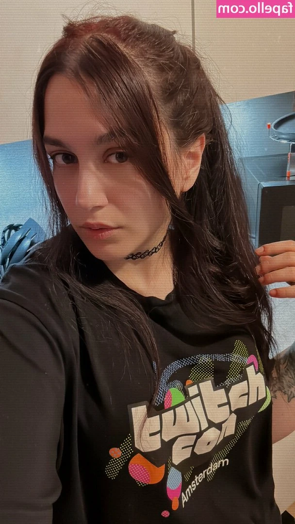 viotcz - Wanna mess my bed up with me? 😜