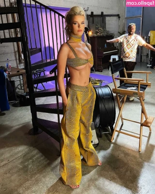 Mckenzie Hewson [ mckenzie-hewson ] - Comecando a semana pensando em você  vem   The week is just starting