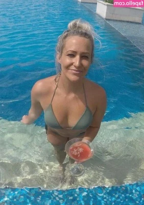 Alana - Let me know what you think of my bikini 😘