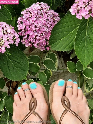 prettyfeetartvilla - Happy belated New Year babes! Excuse me being away for a bit, wanted