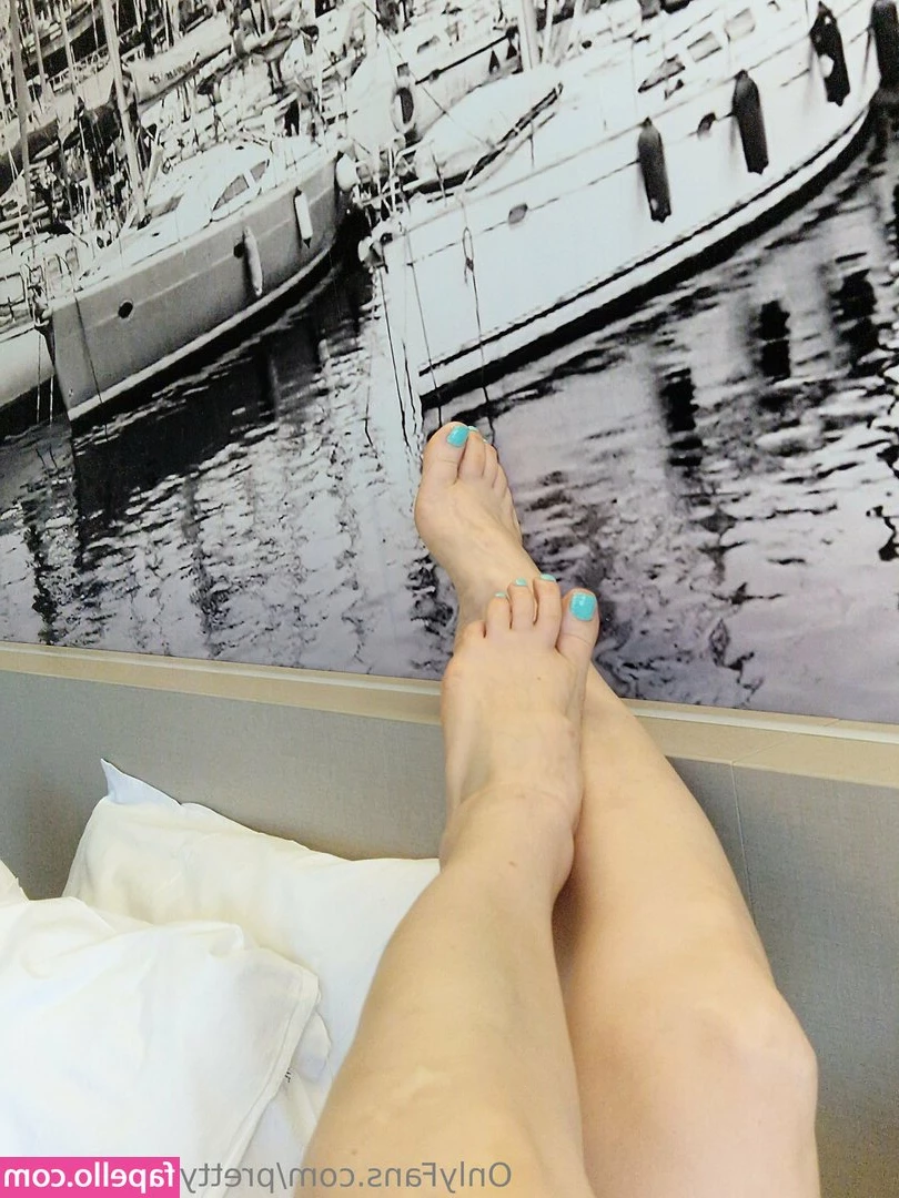 prettyfeetartvilla - Your lips are like a forbidden fruit  and I m aching to taste them 