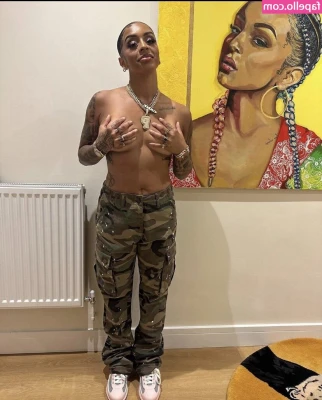 Paigey Cakey [ paigey-cakey ] - This photo was completely uncensored in your DMs last night along