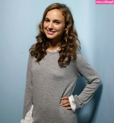 Natalie Portman [ natalie-portman ] - I like how red looks on me 🙈🤎