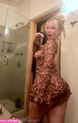 u186240898 - My gf @kylielebeau has such a delicious pussy 💜😈