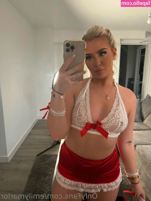 emilymrlor - I Just can t stop shaking my ass