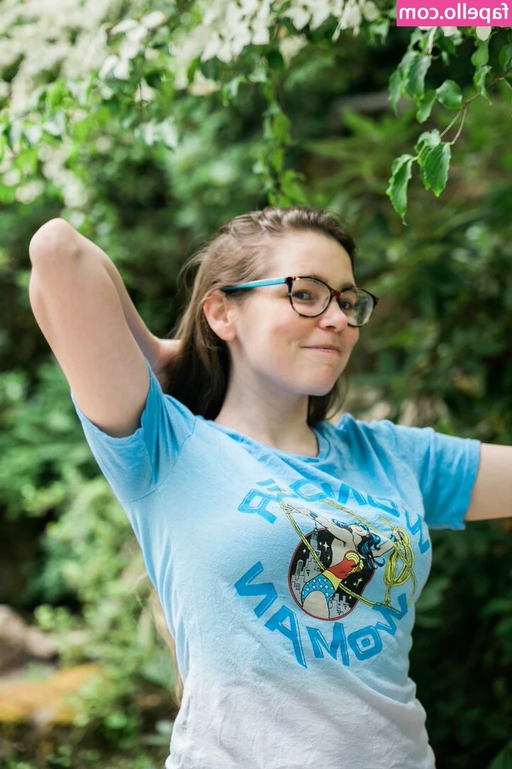 Amy Dallen [ amy-dallen ] - Watch me pull back my shorts to show you my bulge