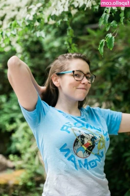 Amy Dallen [ amy-dallen ] - Watch me pull back my shorts to show you my bulge