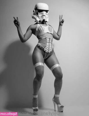 Annalee Belle [ annalee-belle ] - Which way of wearing undies is better