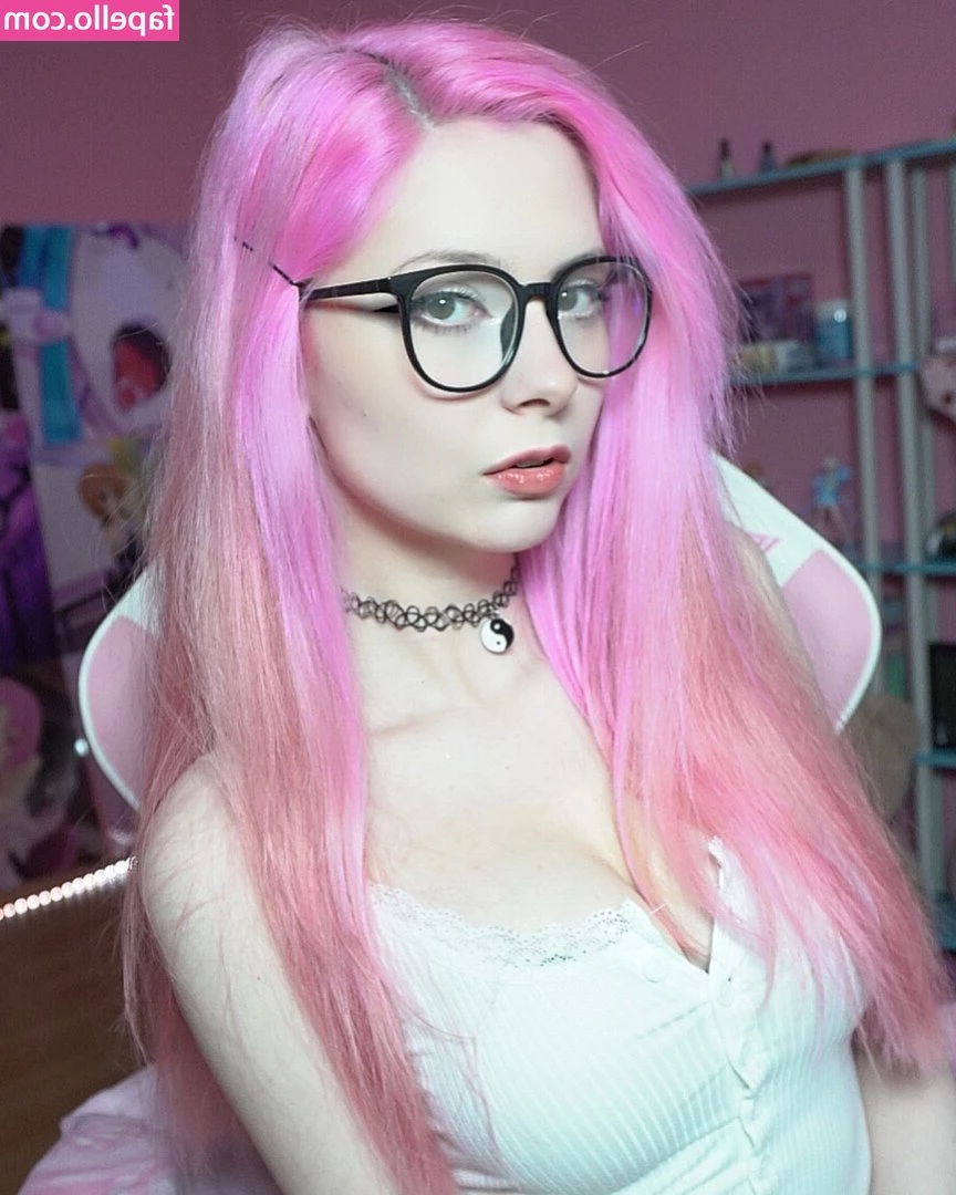 sickEmoAngel - Just a little booty jiggle and me pulling my leggings down so I can