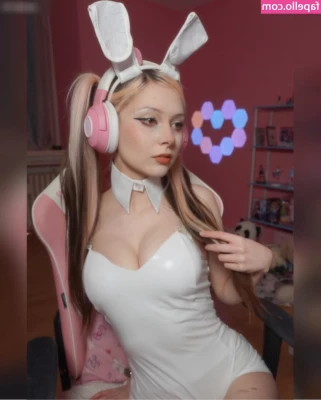 sickEmoAngel - 💋📸😈 look at me and try to touch me 🖐🍑🍒