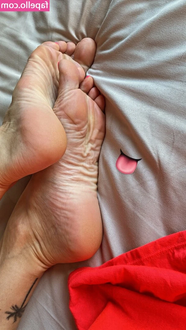 venusbloom - More over the shoulder to leave you weak for my huge feet