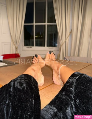 Jessyfeetparis - ooopss  wish you don t mind these tits slipping out