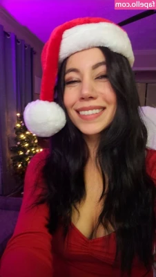 Viosinclair - Big hoodie and a booty whats better