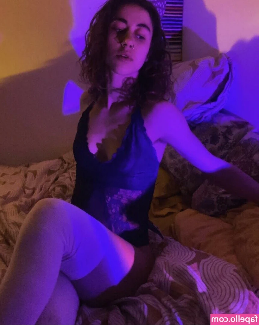 Ronni Mac [ ronni-mac ] - Good afternoon babes and loyal boos  I hope you have a wonderful day
