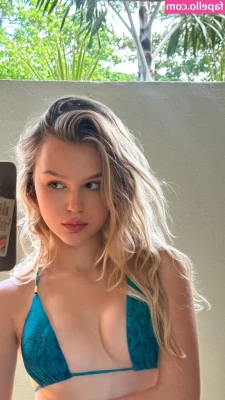 axiiinia - I m just a girl that likes to touch her boobs