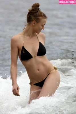 Yvonne Strahovski [ yvonne-strahovski ] - Feeling generous