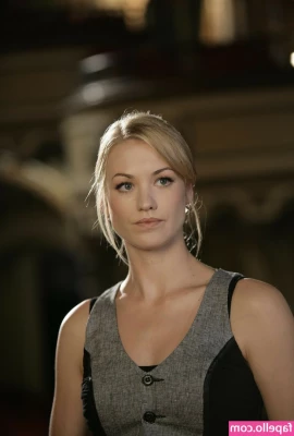 Yvonne Strahovski [ yvonne-strahovski ] - Pole bc it s Halloween