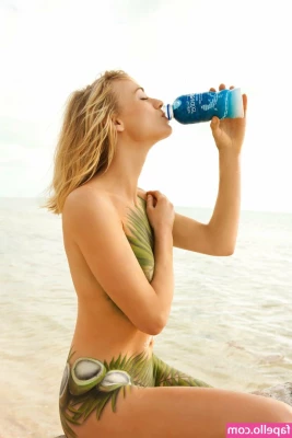 Yvonne Strahovski [ yvonne-strahovski ] - Here in Hawaii for the week
