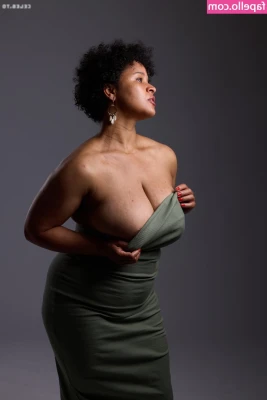 MaSKaPhotoModel - Finally freeing the titty for the day