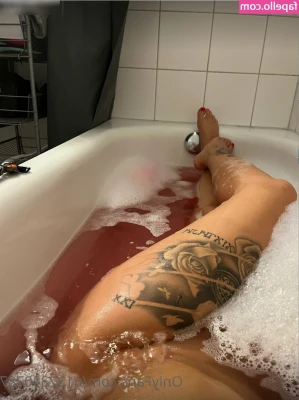 NI_C_IE [ ni-c-ie ] - I want you to tickle my belly right now