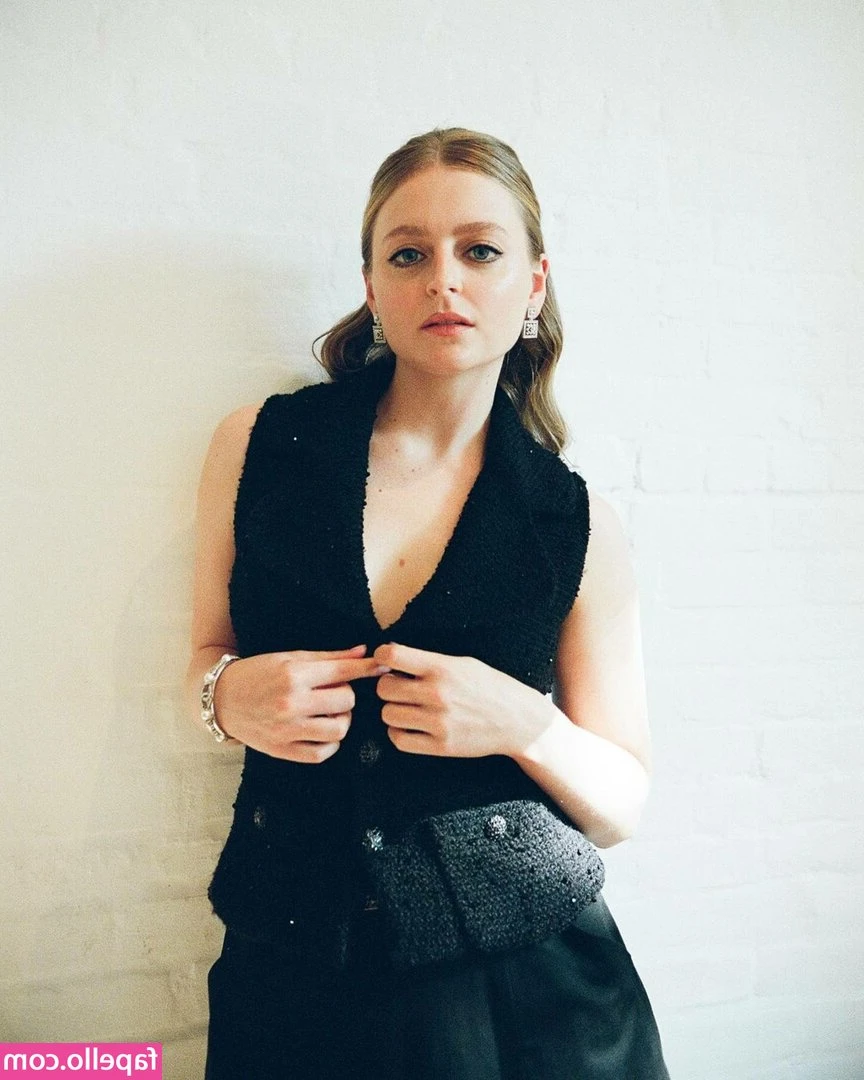 Anna Baryshnikov [ anna-baryshnikov ] - Step right up  cum see the man with the smallest penis you ve ever