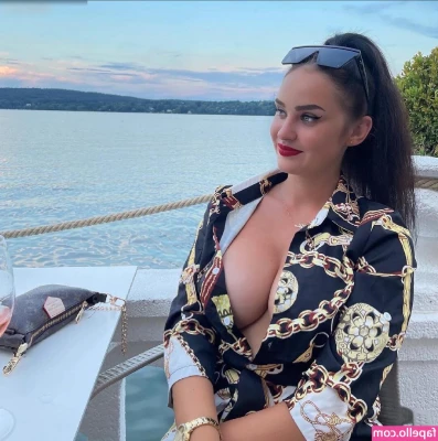 Milena Novacek [ milena-novacek ] - Im horny and I know it