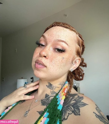 AHintOfRed - Tell me you love me 💋