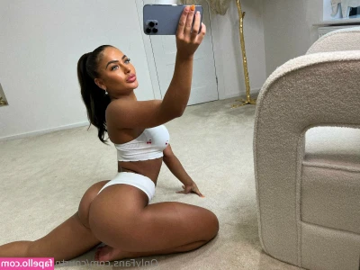 Courtney Hodgson [ courtney-hodgson-1 ] - How I look at you while I m waiting for you to grab a towel