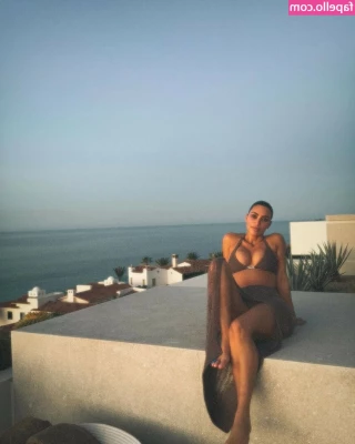 Kim Kardashian [ kim-kardashian ] - cock focus @bigenderdragon