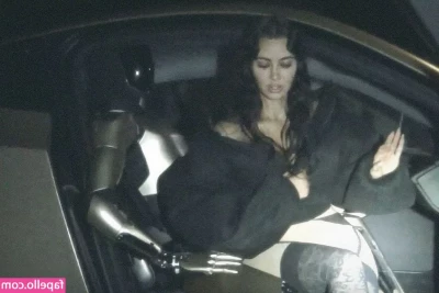 Kim Kardashian [ kim-kardashian ] - Why are you looking at me like that? >w<