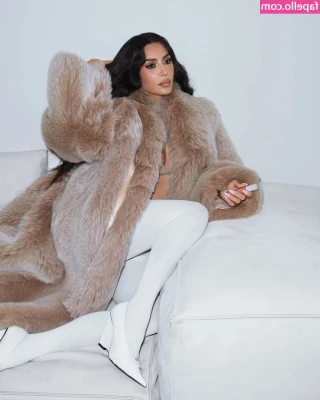 Kim Kardashian [ kim-kardashian ] - At the office today…managed to find time to tease you 😉