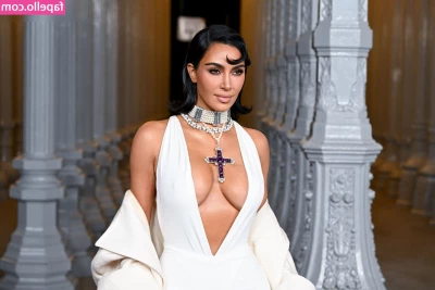 Kim Kardashian [ kim-kardashian ] - Daddy touches my no no places. Weekly video in dms!
