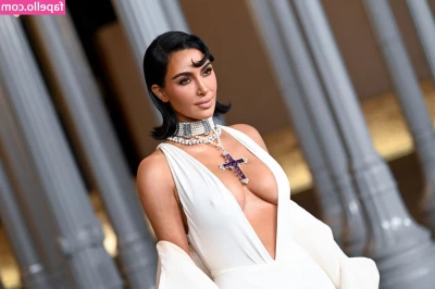 Kim Kardashian [ kim-kardashian ] - Having such a lovely productive day, how's your day going?