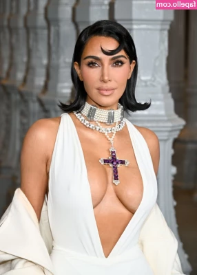 Kim Kardashian [ kim-kardashian ] - My happy place 💚  Some advice: if you have nothing nice to say