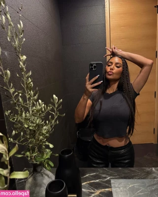 Kim Kardashian [ kim-kardashian ] - Some ball busting with naked balls    ballbust  ballbusted 