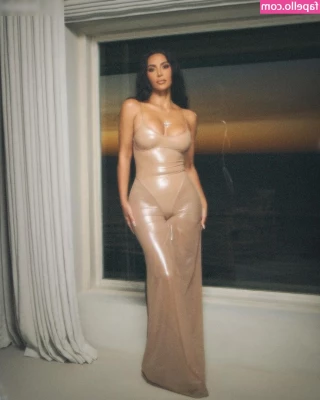 Kim Kardashian [ kim-kardashian ] - Que rico jugar con mi tetilla, a vos tbn te gusta jugar con las