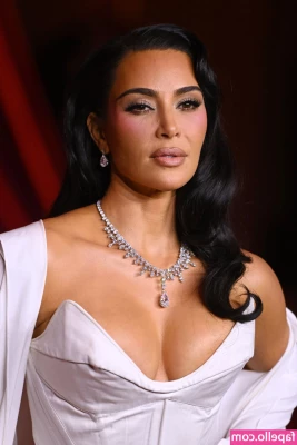 Kim Kardashian [ kim-kardashian ] - I m about to take a shower  are you coming